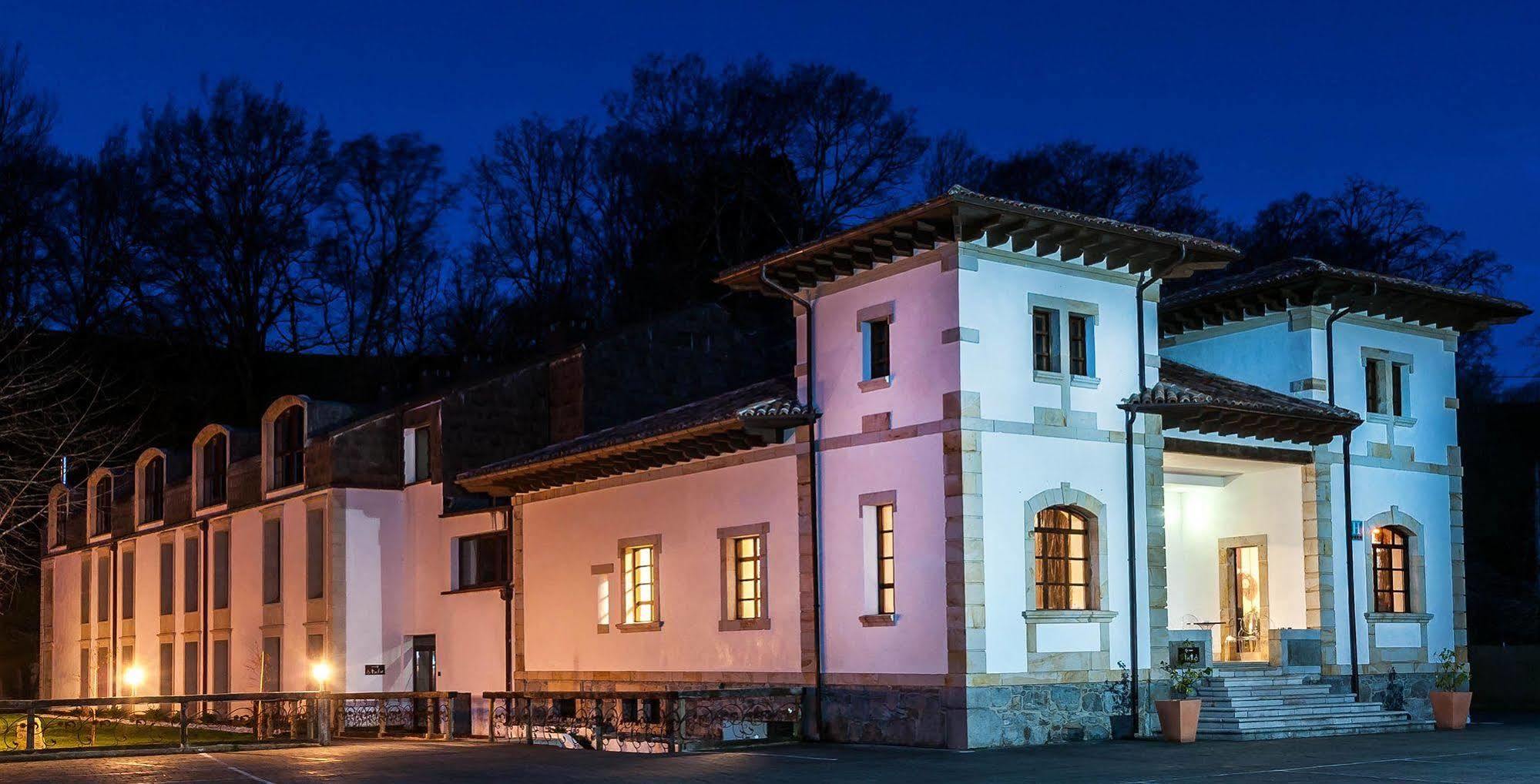 Hotel Granda Cangas de Onis Exterior photo
